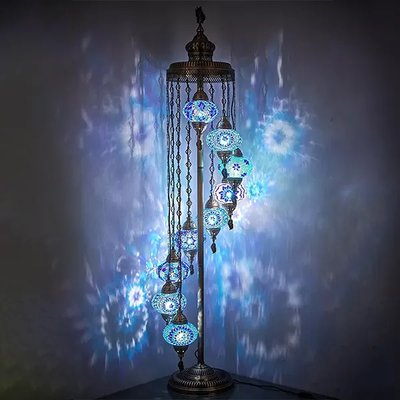Rmarkelf lampe de table avec globes en mosaïque bleue suspendus, projetant des motifs lumineux sur le mur