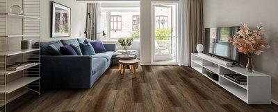 Salon contemporain avec plancher de vinyle couleur Sable de Fuzion Flooring, canapé bleu et meuble télé blanc.