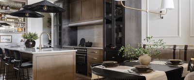 Cuisine luxueuse au style contemporain avec armoires en bois foncé, îlot central avec robinet doré, chaises tressées, éclairage suspendu moderne et coin repas chicCuisine luxueuse au style contemporain avec armoires en bois foncé, îlot central avec robinet doré, chaises tressées, éclairage suspendu moderne et coin repas chic signé Armoires Cuisines Action