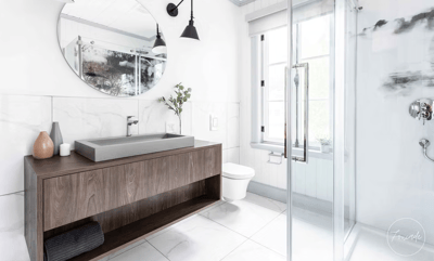 Salle de bain contemporaine blanche avec douche vitrée