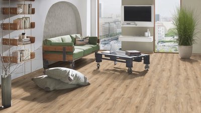 Salon lumineux avec plancher stratifié Seahorse de Fuzion Flooring au fini naturel et chaleureux