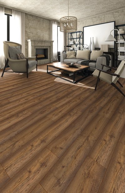 Salon chaleureux avec foyer en pierre et plancher stratifié effet bois rustique Streamliner par Fuzion Flooring