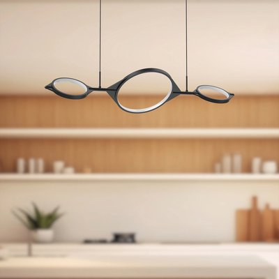 Suspension linéaire Serif au design sculptural noir mat avec anneaux lumineux suspendus dans une cuisine minimaliste aux tons bois clairs et étagères ouvertes, créant une ambiance contemporaine et épurée