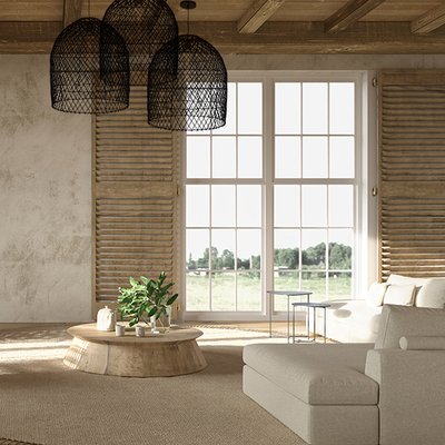 Salon lumineux de style champêtre moderne avec suspensions en rotin noir Tabuk, table basse en bois massif et grande fenêtre offrant une vue sur la nature – Maison du Luminaire