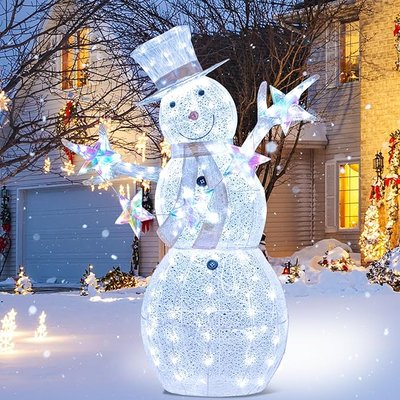 Grand bonhomme de neige lumineux décoré d'étoiles multicolores, portant un chapeau haut-de-forme et une écharpe argentée, dans une cour enneigée décorée pour Noël - Amazon