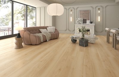 Salon élégant avec plancher stratifié Tempest Hickory de Fuzion Flooring au ton blond naturel