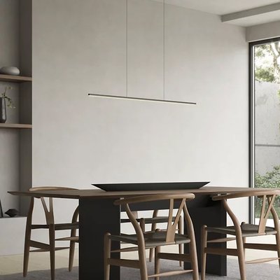 Salle à manger minimaliste avec suspension linéaire ultra-fine Thin, table noire moderne et chaises en bois naturel – Maison du Luminaire
