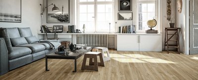 Salon contemporain avec plancher en vinyle Tinsmith de Fuzion Flooring, ambiance lumineuse et décor urbain.