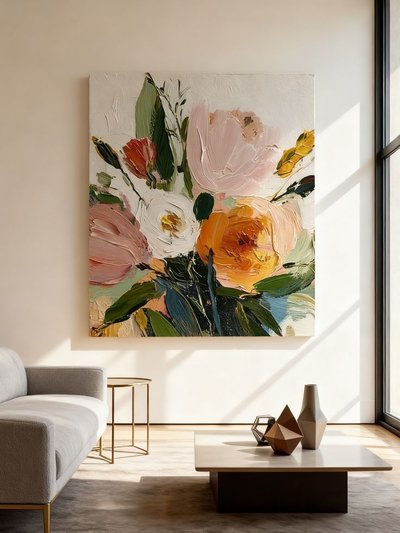 Salon lumineux et minimaliste avec une grande peinture florale en relief aux tons pastel sur un mur blanc, un canapé gris clair, une table basse moderne en bois et des objets décoratifs géométriques Source - WABI-Wall Art Pinterest