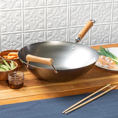 Wok à fond plat en acier carbone avec poignées en bois La Guilde Culinaire