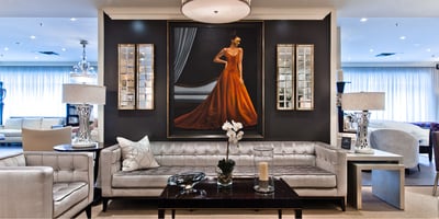 Les lignes droites et épurées définissent l'apparence de ce style. Il fonctionne bien dans un cadre classique comme dans un style moderne, selon sa couleur et son revêtement. Le siège est composé d'un long coussin, tandis que l'arrière a généralement entre un et trois coussins. Les bras n'invitent généralement pas aux petites siestes! SOURCE :http://www.ambienti.ca/