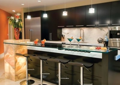 Aussi pratique qu'esthétique, l'ilôt en cuisine: un allié de taille! SOURCE: http://bedroomkitchen.com 
