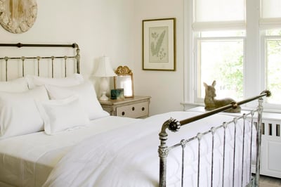 blanc-petite-chambre-des-maitres-a-coucher-chambres-decoration-meubles-meuble-meubler-ameublement_quebec_canada-decorer_deco_idees_trucs_conseils_comment_decoration_interieure_design_interieur