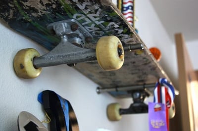etagere-skateboards-skate-planche-style_decor_decoration_post-moderne_punk_ameublement_quebec_canada