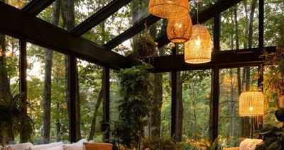 Solarium chaleureux en pleine nature, décoré avec des meubles en rotin, des coussins douillets, des plantes vertes et un éclairage tamisé aux chandelles par HomeTriks Home Décor Interior Design Gardening sur Pinterest