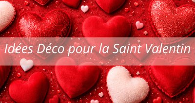 Fond rouge, coussins en forme de cœur et ambiance chaleureuse et romantique