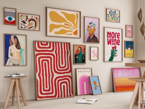 Mur décoratif avec une galerie éclectique d'affiches artistiques et colorées de styles variés, posées et accrochées en disposition asymétrique, dans un intérieur moderne et chaleureux avec tabourets en bois clair sur EtsyCA Pinterest