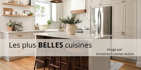 Cuisine moderne et lumineuse signée Armoires Cuisines Action, avec armoires shaker crème, comptoir en quartz blanc, électroménagers en acier inoxydable et décoration minimaliste.