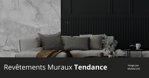 Salon moderne avec revêtements muraux tendance incluant mur en marbre blanc et panneaux noirs texturés, canapé beige avec coussins décoratifs, table noire et accessoires contemporains — image design par Muraluxe.
