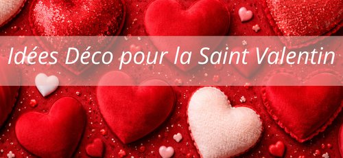 Fond rouge, coussins en forme de cœur et ambiance chaleureuse et romantique