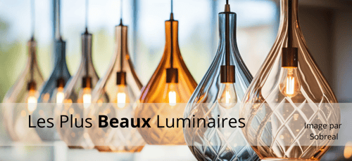 Collection élégante de suspensions en verre soufflé aux formes organiques par Sobreal Collection élégante de suspensions en verre soufflé aux formes organiques et aux teintes variées, mise en valeur par un éclairage chaleureux – Image par Sobreal