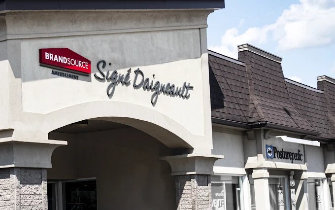 Façade du magasin Ameublement BrandSource Signé Daigneault à Acton Vale, avec enseigne visible au-dessus de l’entrée principale