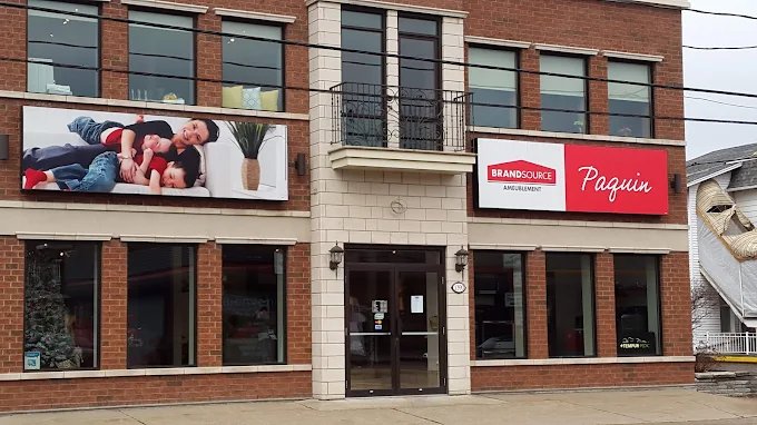 Façade du magasin Meubles Paquin à Grand-Mère, avec enseignes BrandSource