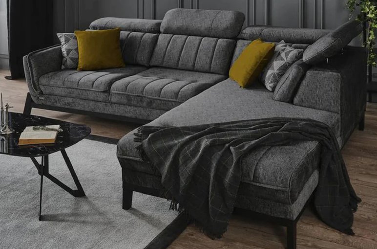 Canapé Sectionnel Gris Foncé avec Coussins Jaunes Canapé sectionnel gris foncé avec méridienne, coussins jaunes et gris, et couverture en laine, dans un salon au design moderne