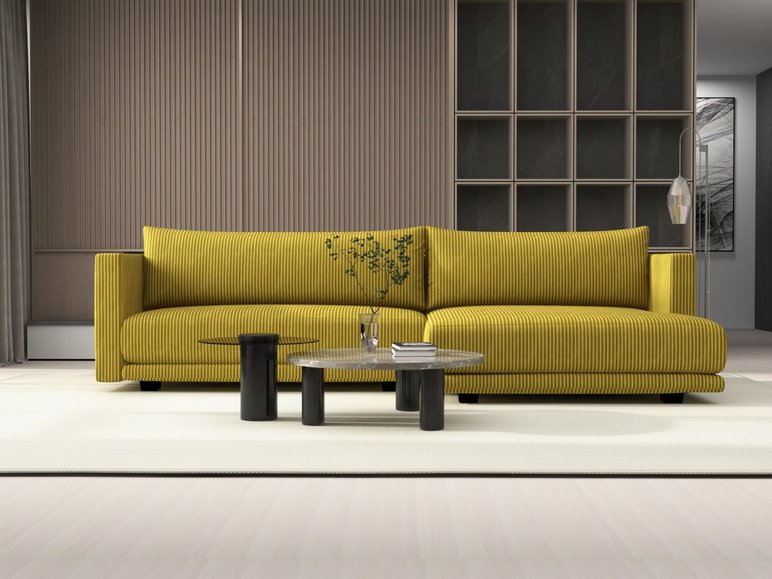 Canapé Moderne en Velours Jaune à rayures de Chez Vice Versa Canapé moderne en velours jaune à rayures, placé dans un salon élégant avec une table basse en verre et une décoration minimaliste de chez Vice Versa.
