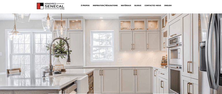 Armoires de cuisine sur mesure de style contemporain avec comptoir en quartz blanc, réalisées par Armoires Senécal & Fils au Québec