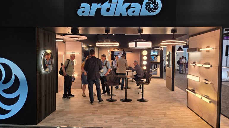 Boutique Artika Boutique Artika luminaires avec plusieurs clients et représentants dans une salle de montre