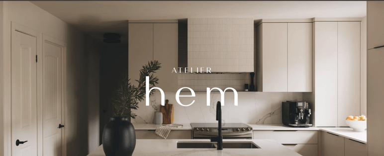 Cuisine contemporaine conçue par Atelier Hem Cuisine contemporaine conçue par Atelier Hem, design d’intérieur épuré avec armoires sur mesure, comptoir en pierre et ambiance minimaliste