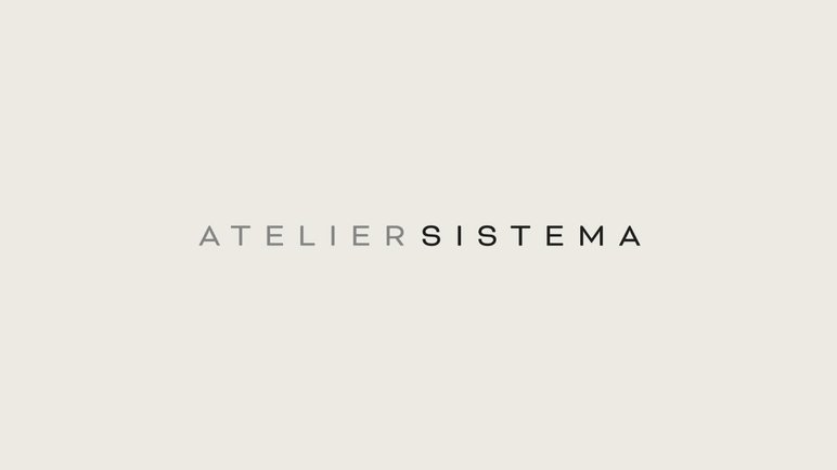 Atelier Sistema sur fond beige clair, design épuré et moderne