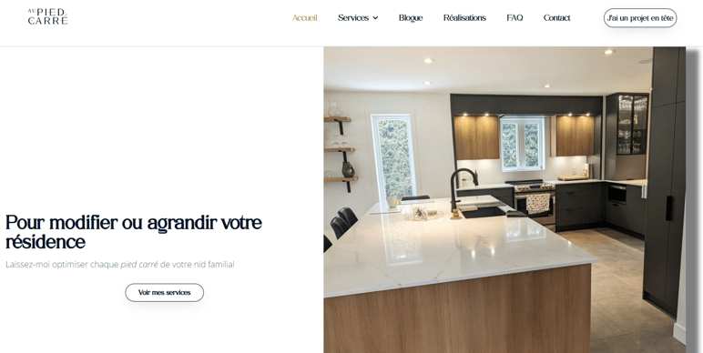 Cuisine moderne rénovée par Au Pied Carré Cuisine moderne rénovée par Au Pied Carré avec îlot central en quartz et armoires bicolores à Québec