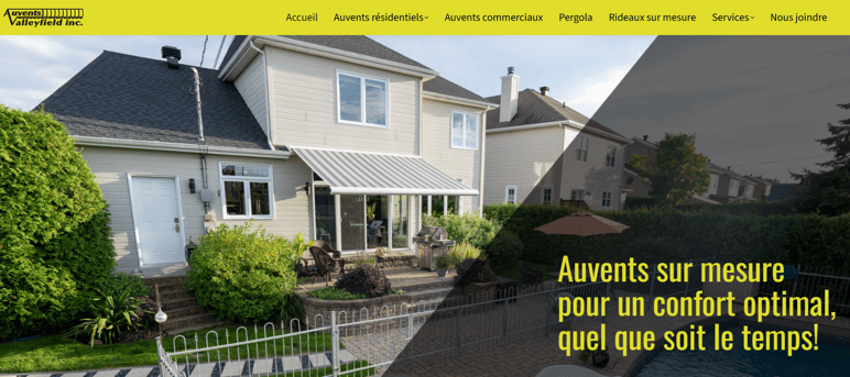 Maison avec auvent rétractable sur mesure installé par Auvents Valleyfield inc. à Salaberry-de-Valleyfield