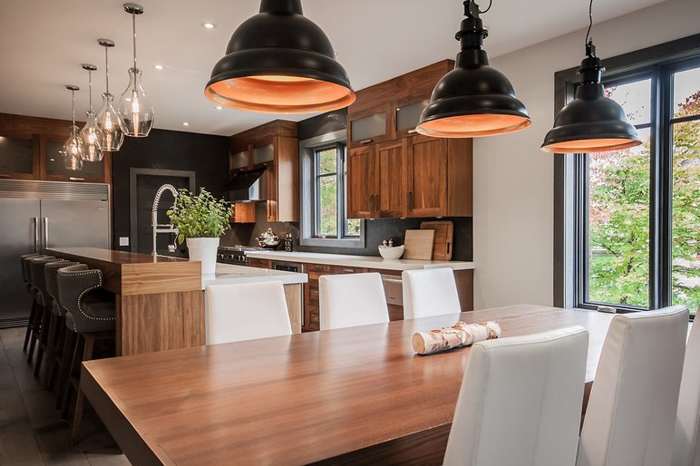 Cuisine au design intérieur contemporain par Bertrand Design Cuisine au design intérieur contemporain par Bertrand Design, avec armoires en bois, îlot central et luminaires suspendus modernes