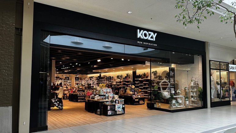 Façade de la Boutique Kozy dans un centre commercial, mettant en valeur un espace moderne et chaleureux rempli d’articles de décoration, d’accessoires et de mobilier tendance.