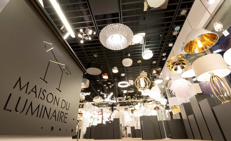 Intérieur de la boutique Maison du Luminaire Intérieur de la boutique Maison du Luminaire avec une vaste sélection de luminaires design suspendus au plafond