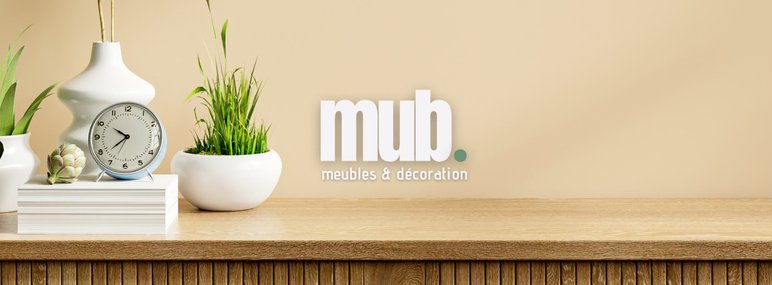 Logo de Boutique Mub avec l’inscription "meubles & décoration". Logo de Boutique Mub avec l’inscription "meubles & décoration", accompagné d’une décoration minimaliste comprenant des vases blancs, une horloge vintage et des plantes vertes sur un meuble en bois.