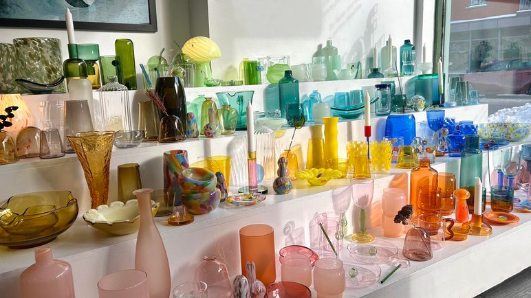 Collection colorée d’objets en verre soufflé exposée chez Bref MTL, boutique-galerie à Montréal mettant en valeur le design local et l’art de la verrerie.