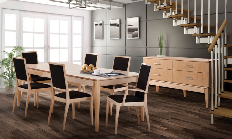 Salle à manger moderne avec mobilier en bois massif clair et chaises à dossier noir, par Francis Campbell Meubles inc.