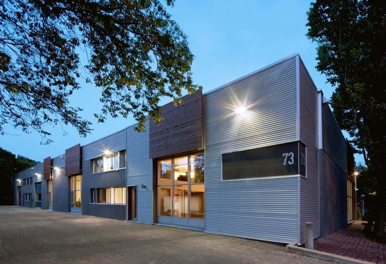 Siège social de 4Té Inc. à Ottawa Siège social de 4Té Inc. à Ottawa, bâtiment moderne avec façade métallique, grandes fenêtres et éclairage extérieur