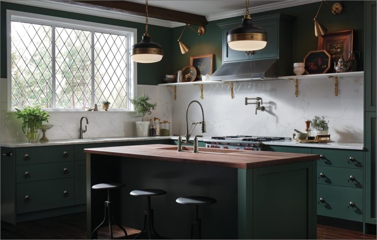 Cuisine moderne avec armoires vert foncé aménagement par Lacroix Décor Cuisine moderne avec armoires vert foncé, comptoir en bois, robinetterie design et dosseret en céramique effet marbre — aménagement par Lacroix Décor