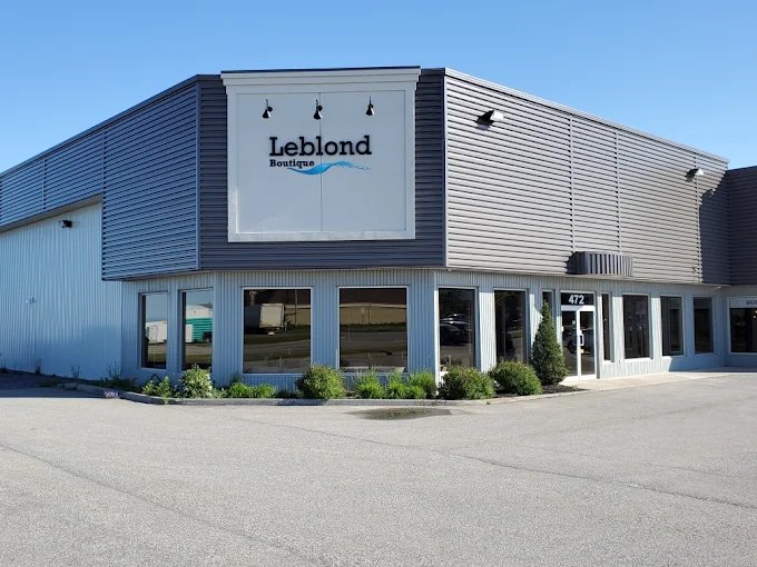Façade extérieure de la Leblond Boutique à Rimouski, avec enseigne visible et stationnement devant le commerce
