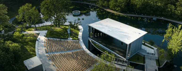 Amphithéâtre extérieur conçu par Lemay à Montréal, scène moderne sur plan d’eau avec gradins en plein air