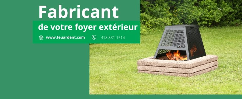 Foyer extérieur en blocs de béton avec pare-étincelles en métal noir, présenté sur une pelouse verte, accompagné du texte "Fabricant de votre foyer extérieur" et des coordonnées de l'entreprise Feu Ardent
