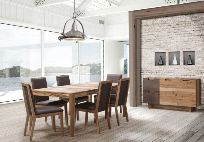 Salle à manger lumineuse avec table en bois massif, six chaises rembourrées et un buffet assorti, proposée par Les Mousquetaires du Meuble