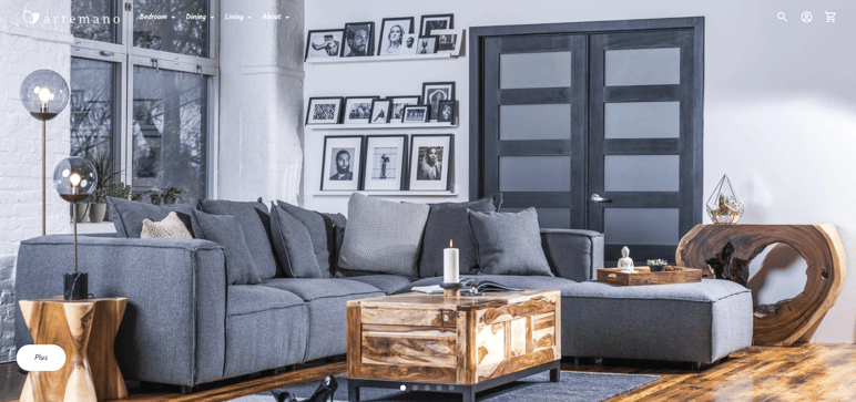 Salon moderne avec touches naturelles signé Artemano Salon élégant avec canapé gris, tables en bois massif et décoration minimaliste, mettant en valeur le design naturel et raffiné d'Artemano.