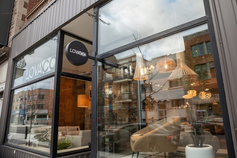 Façade du Magasin LOVACO à Montréal, Avec des Luminaires Modernes Façade du magasin LOVACO à Montréal, avec des luminaires modernes et un mobilier design visibles à travers les grandes vitrines.