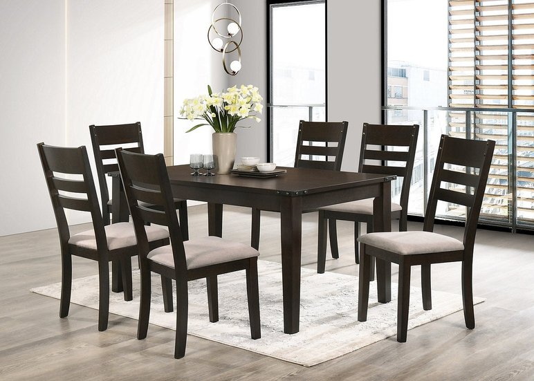 Table a Manger Brune Foncée Pour 6 personnes Ensemble de salle à manger en bois foncé avec table rectangulaire et six chaises rembourrées, décoré avec un vase de fleurs blanches et situé dans un espace moderne et lumineux.